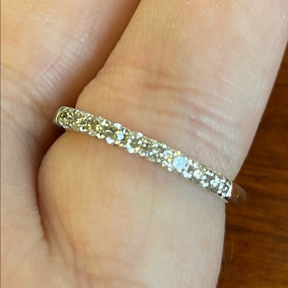 10k White Gold 1/4ct diamond band - Picture 5 of 6